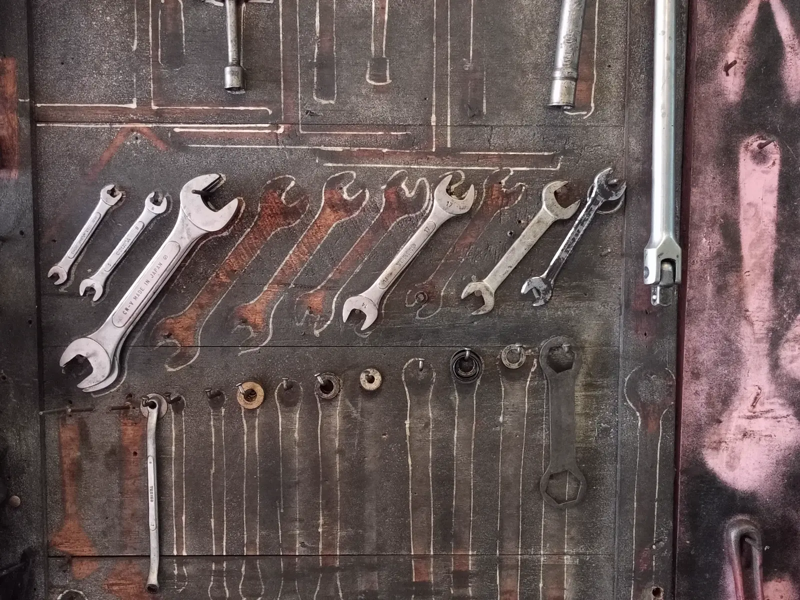 ガレージの壁に並んだ整備工具（イメージ）